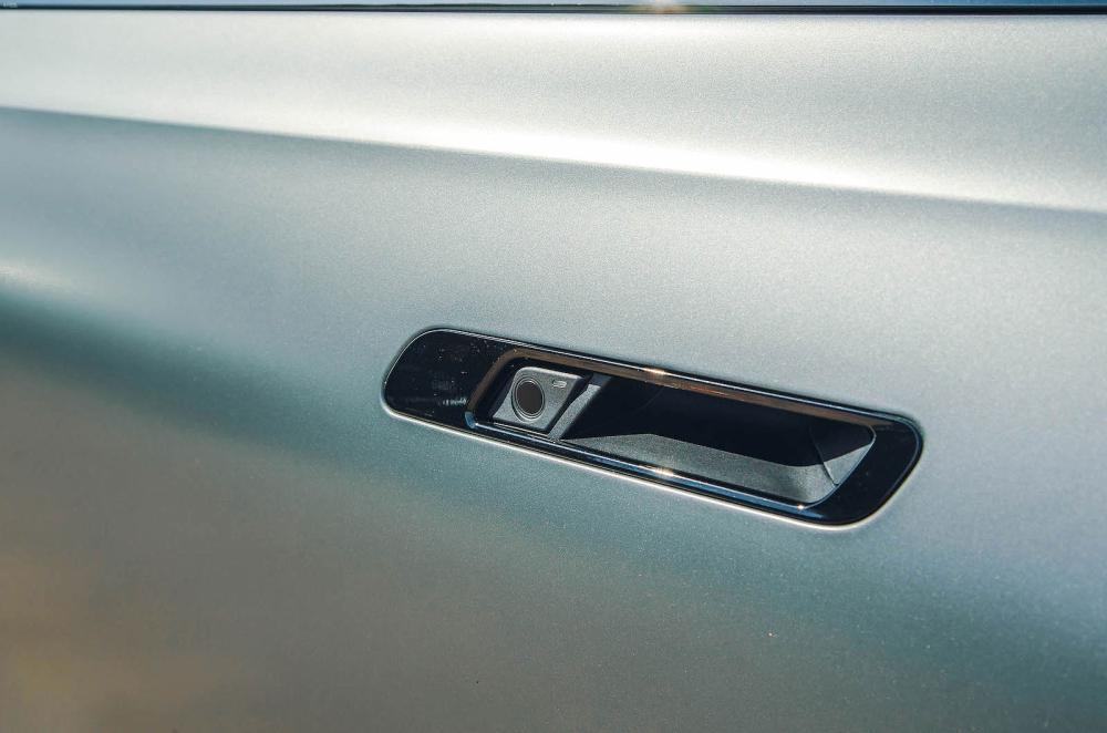 BMW 7 Series door handle detail