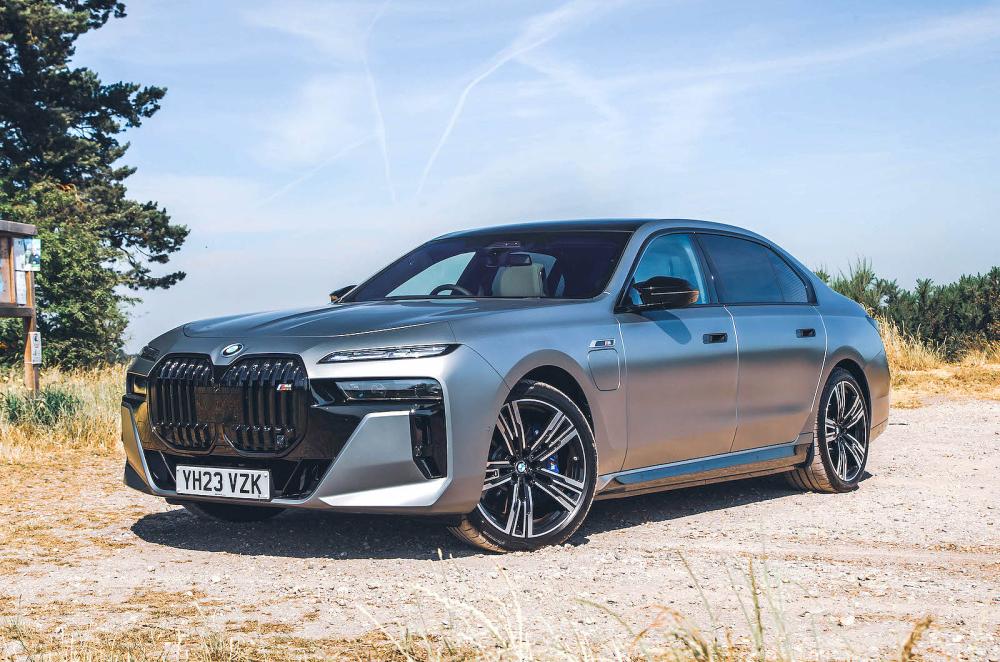 BMW 7 Series front left static