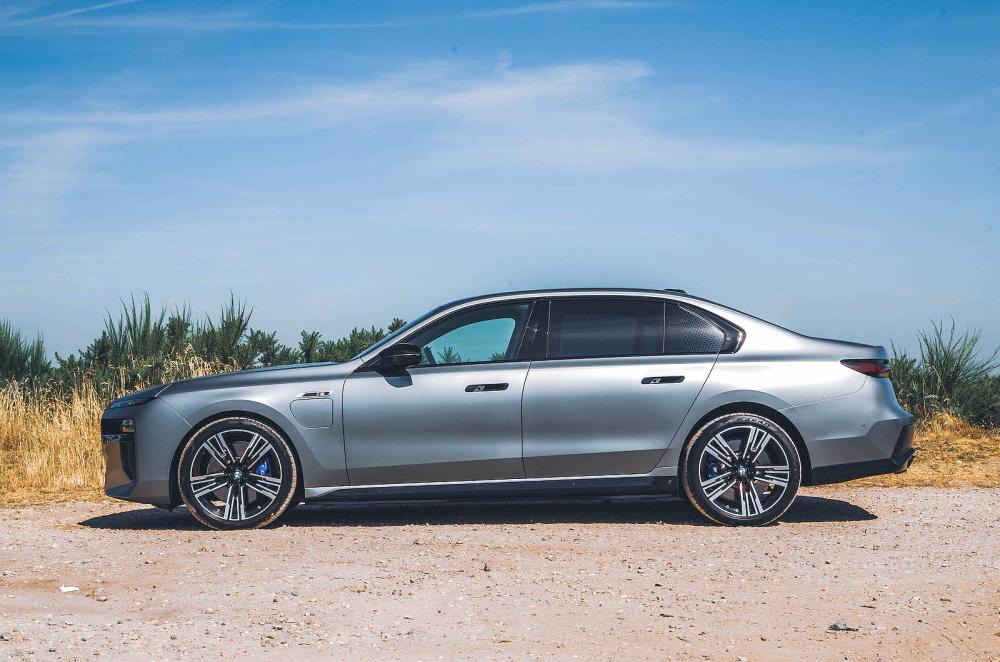 BMW 7 Series left static