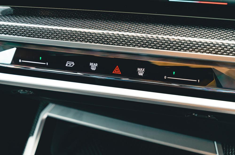 BMW i7 air-con controls