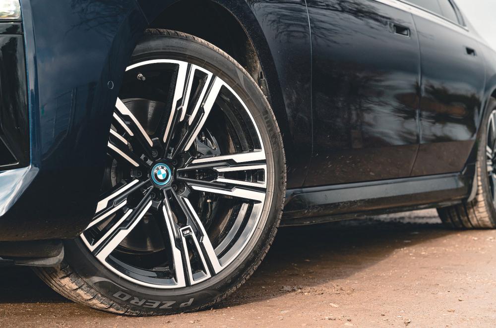 BMW i7 alloy wheel