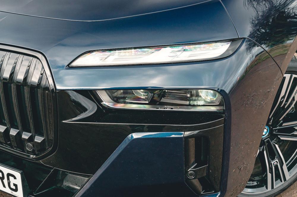 BMW i7 headlights