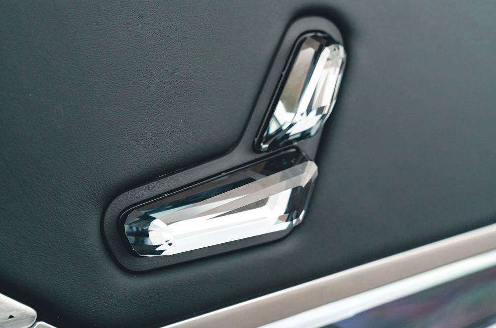 BMW i7 seat controls