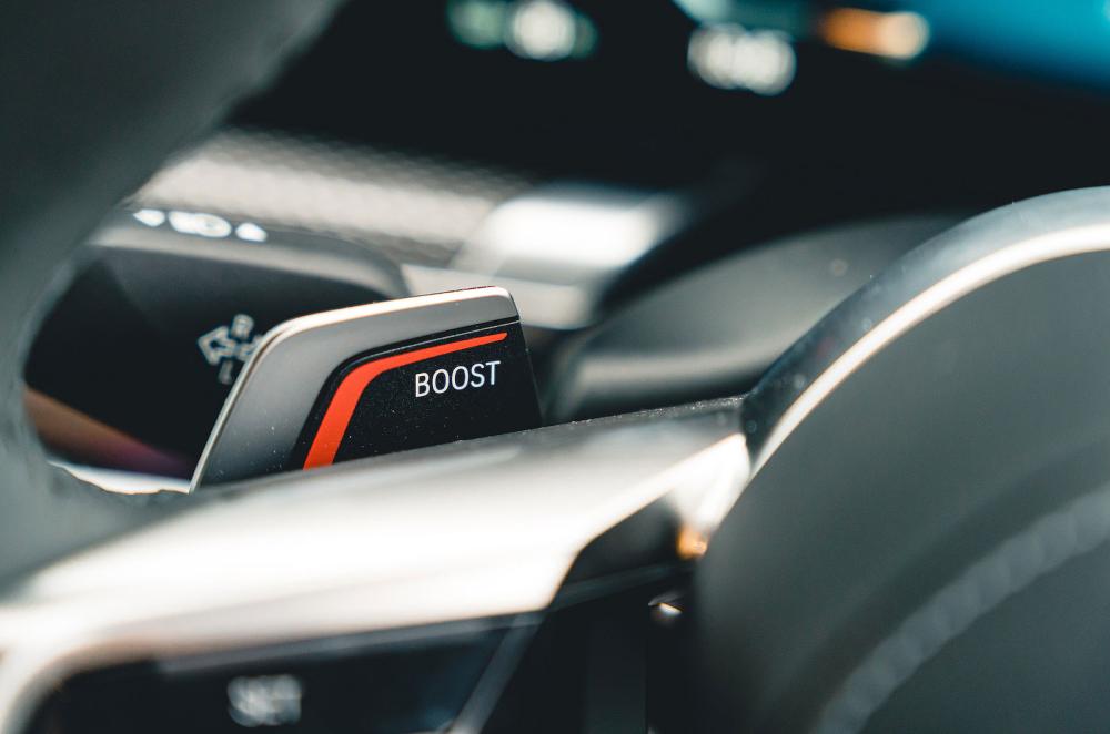 BMW i7 steering wheel detail