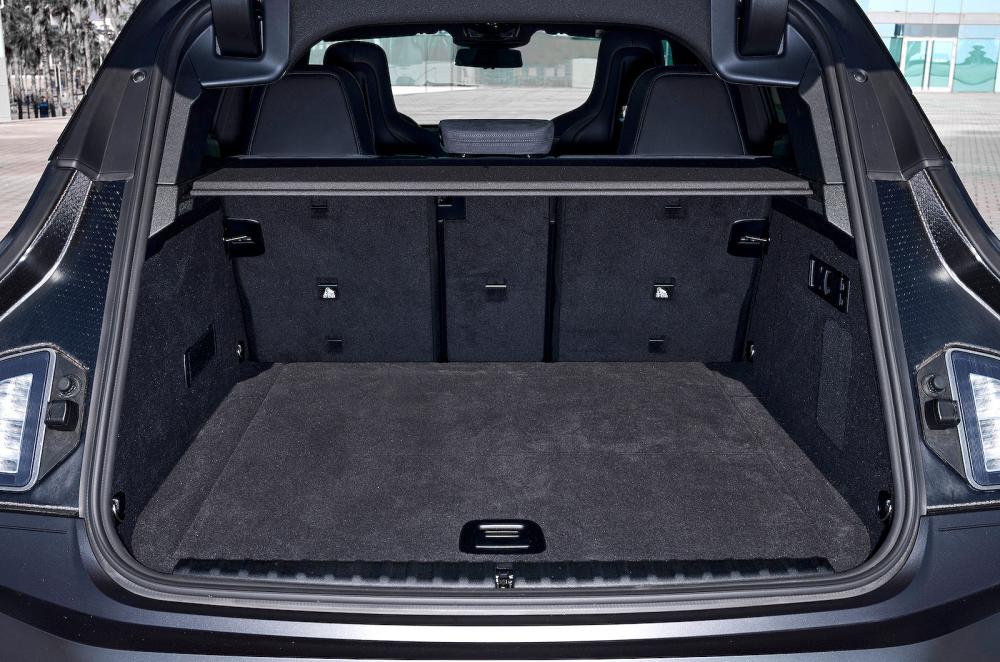 BMW iX boot