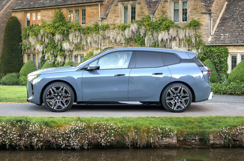 BMW iX left static