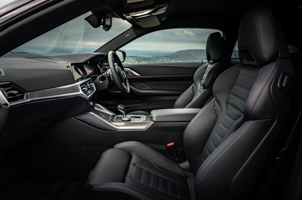 BMW 4 Series Coupé 2022 front seats