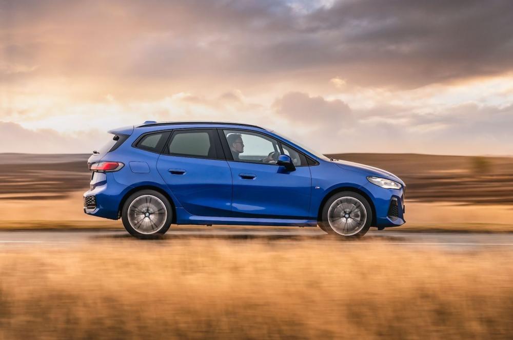 BMW 2 Series Active Tourer 2022 right tracking