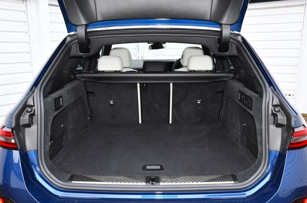 BMW i5 Touring boot