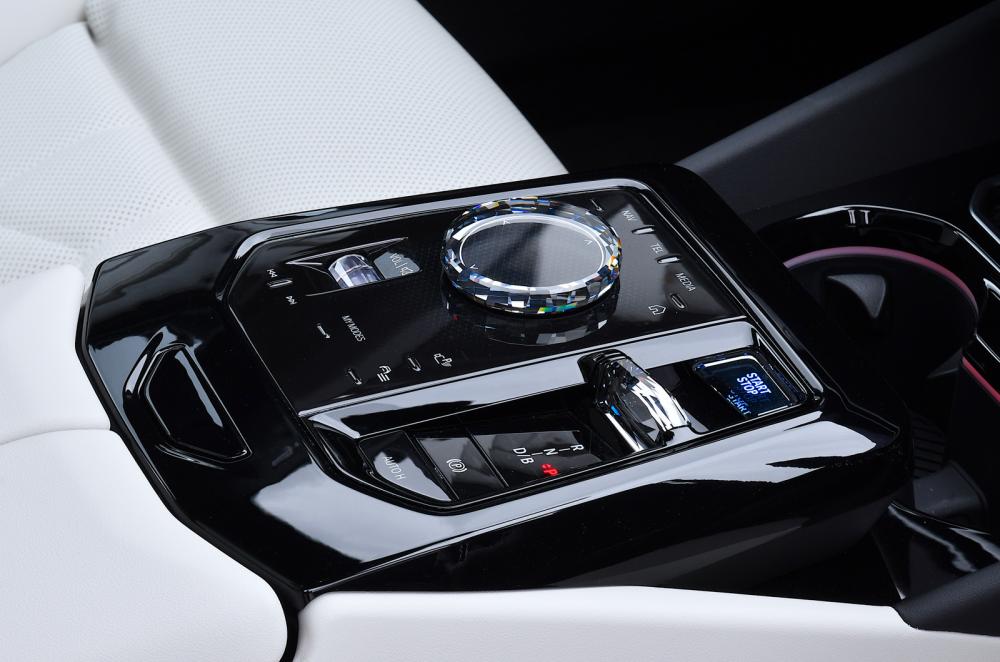 BMW i5 Touring iDrive control dial and gear selector