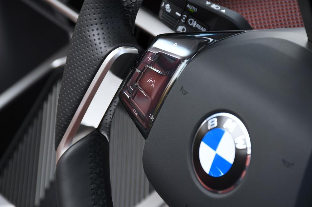 BMW iX3 steering wheel controls