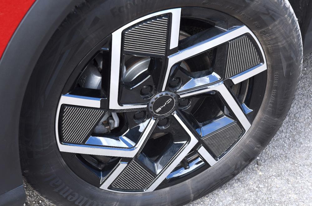 Red BYD Atto 3 alloy wheel detail