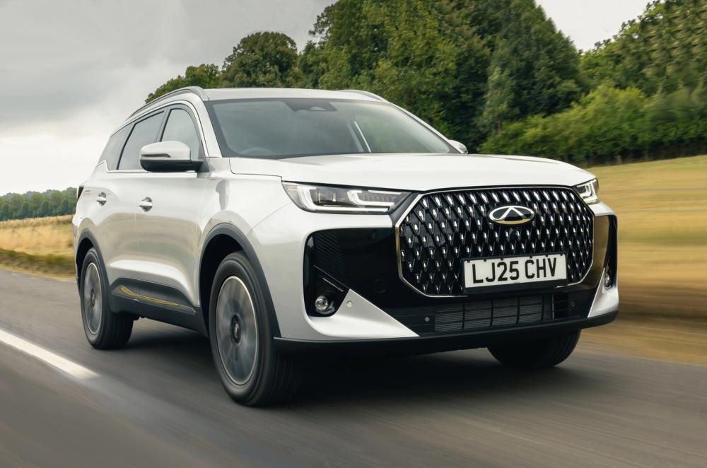 Silver Chery Tiggo 7 driving lead