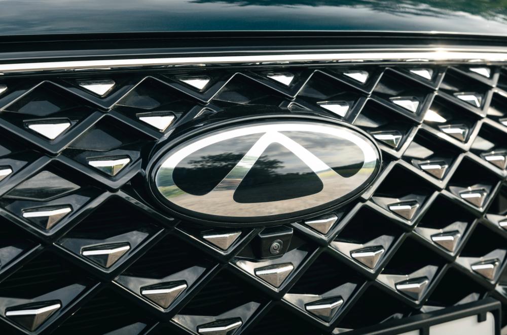 Chery Tiggo 8 front badge detail