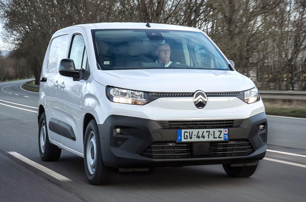 Citroën Berlingo Van front right driving