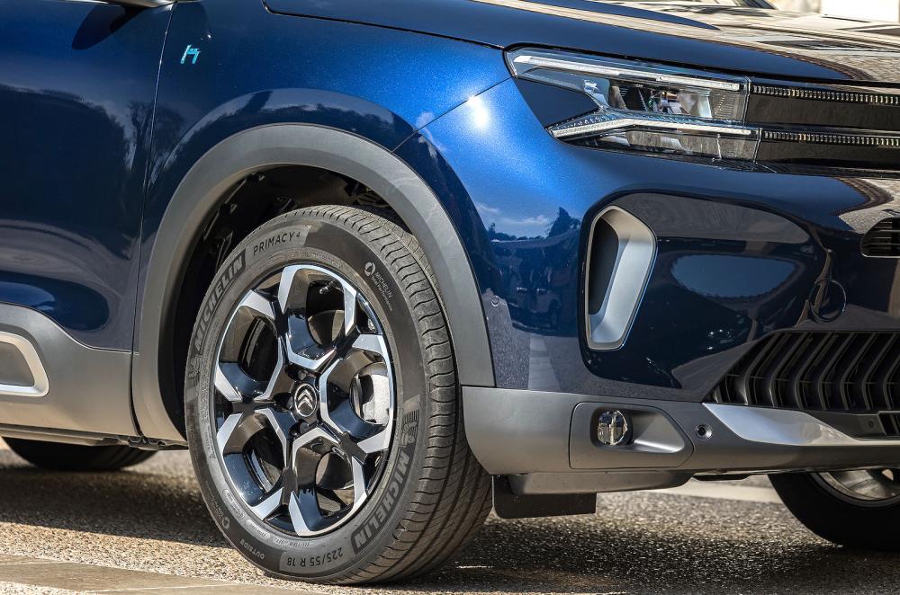 Blue Citroën C5 Aircross alloy wheel