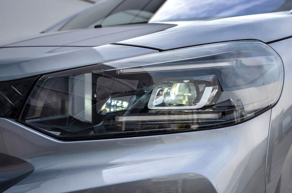 Citroën Dispatch headlights detail