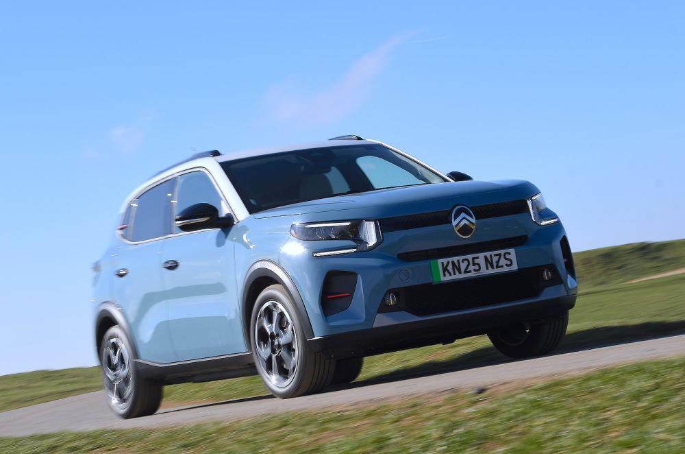 Citroën ë-C3 front right driving