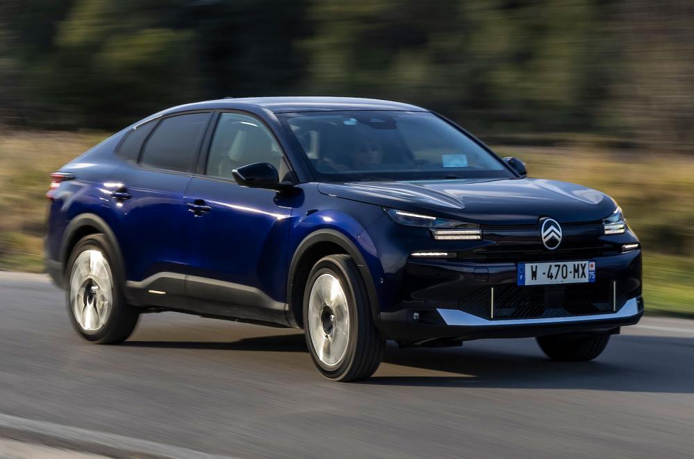 Citroën ë-C4 X front right driving