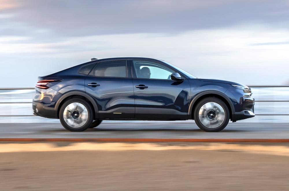 Citroën ë-C4 X right driving