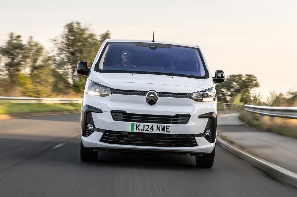 Citroën ë-Dispatch front driving