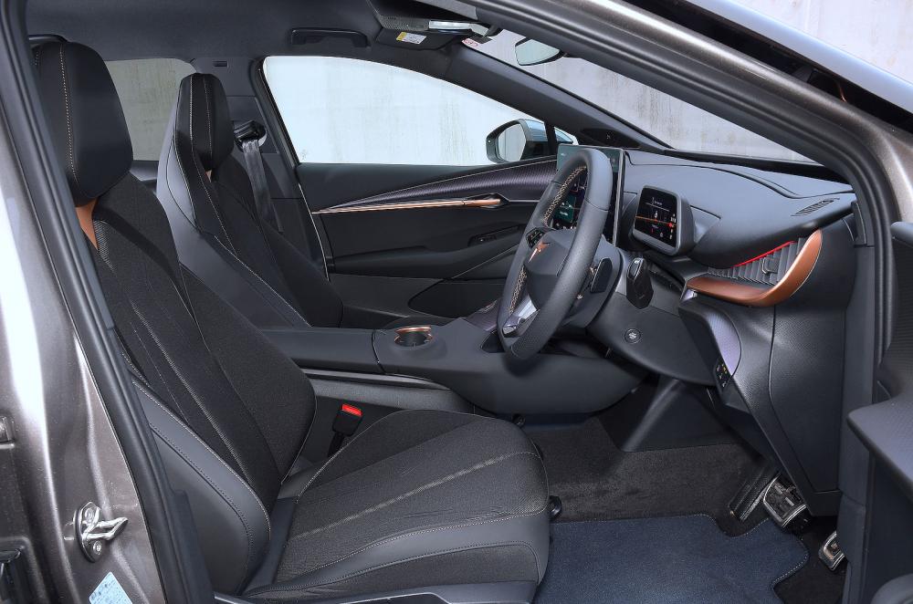 Cupra Tavascan front seats