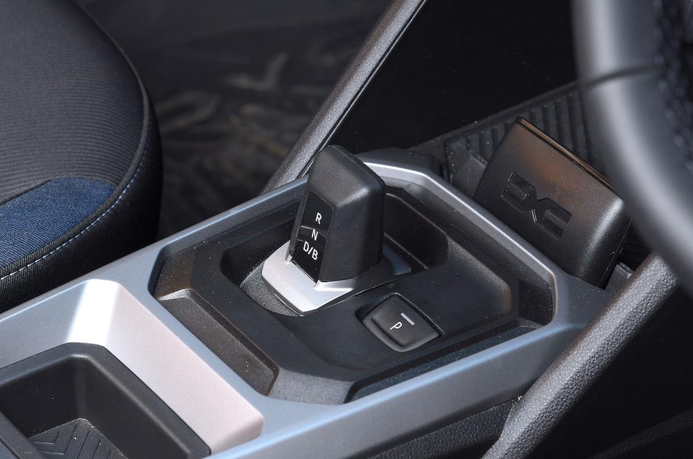 Dacia Duster gearshift detail