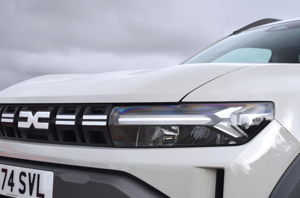 Dacia Duster headlights