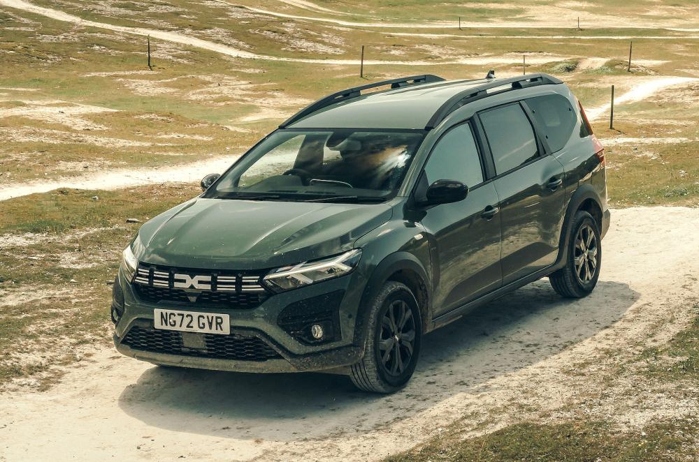 Green Dacia Jogger front left static