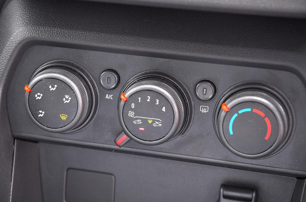 Dacia Sandero air-con controls