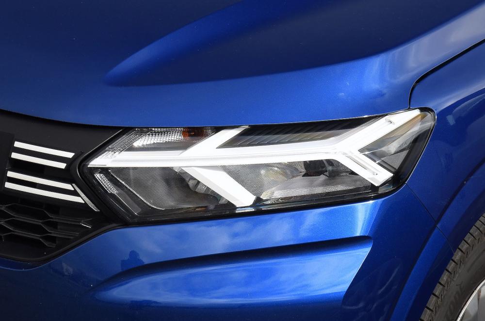 Dacia Sandero headlights