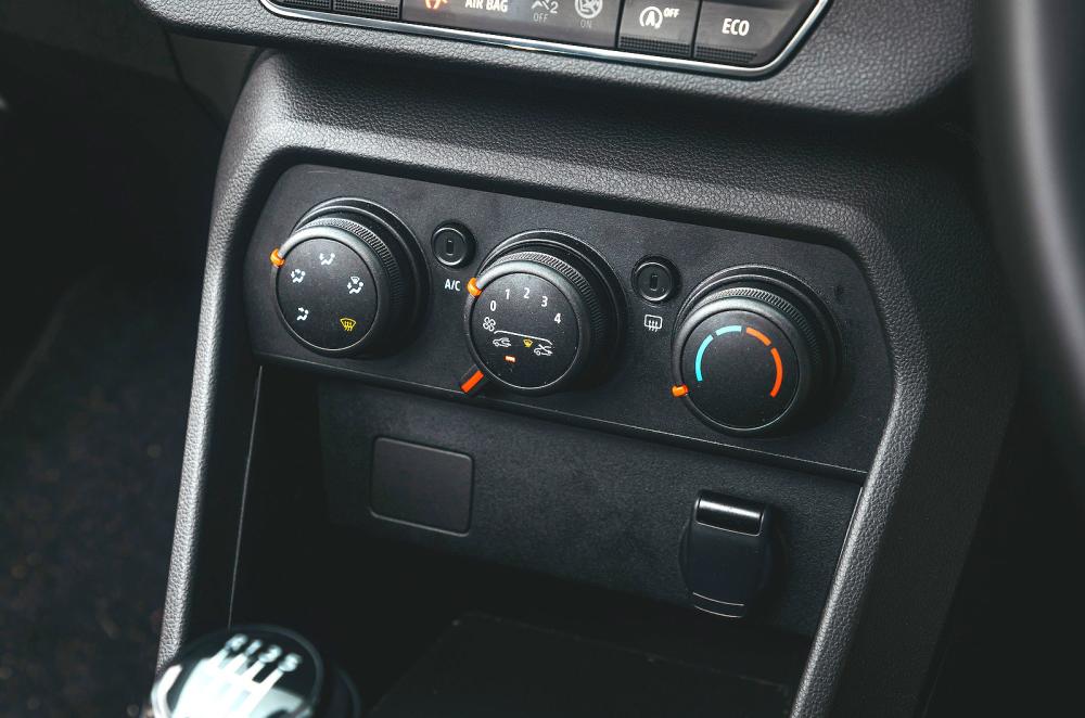 Dacia Sandero Stepway air-con controls