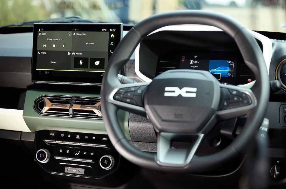 Dacia Spring steering wheel and screens