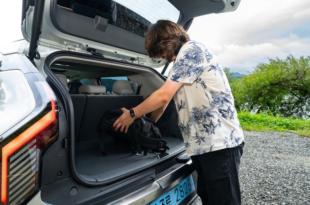 Dan Jones loading Kia EV3 boot
