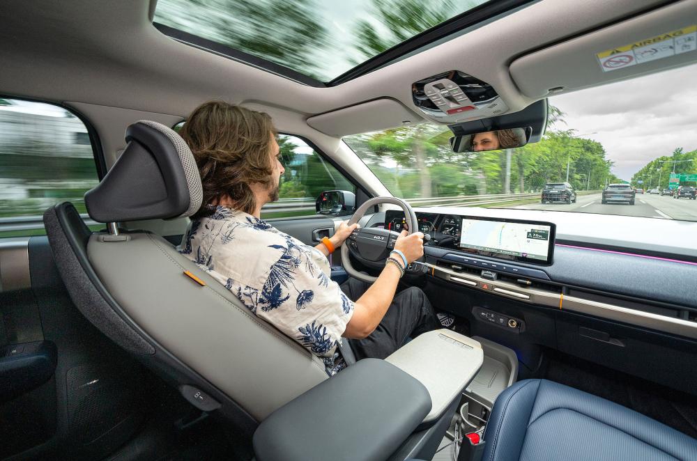 Dan Jones test driving Kia EV3