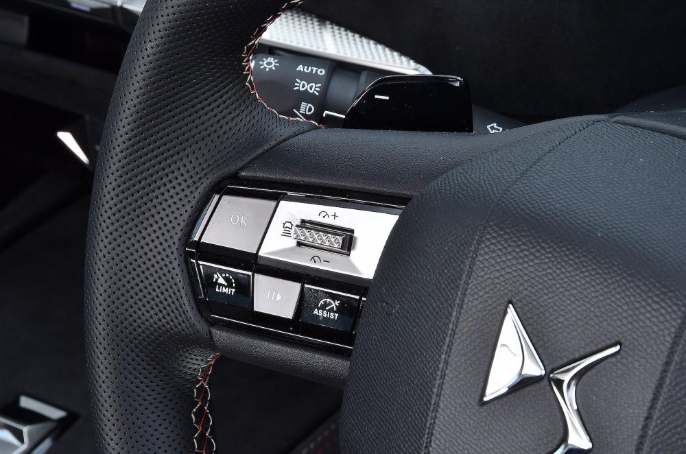 DS 4 steering wheel detail