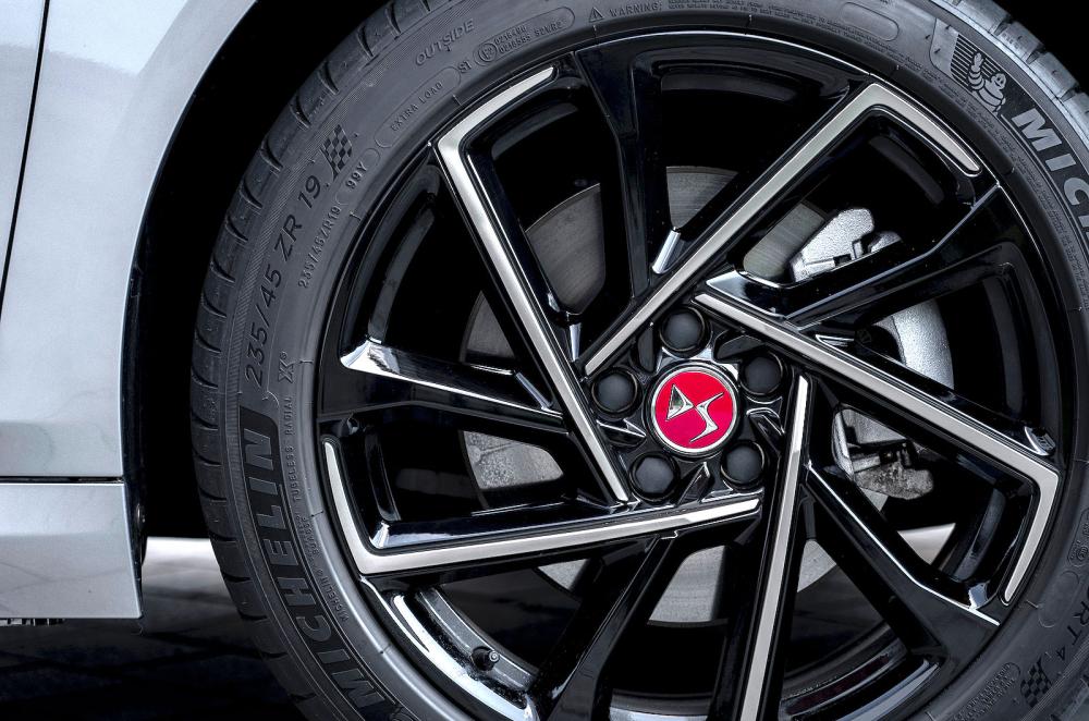 DS 9 alloy wheel detail