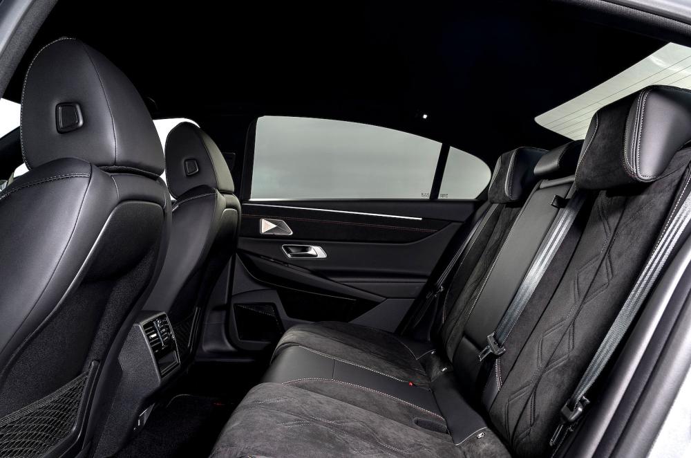 DS 9 interior back seats