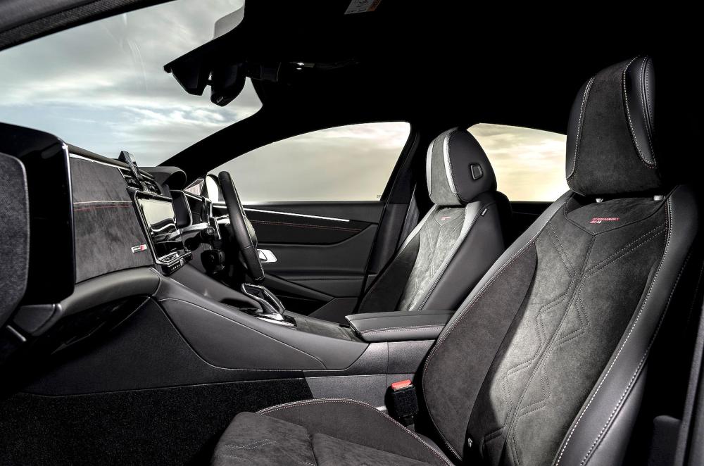 DS 9 interior front seats