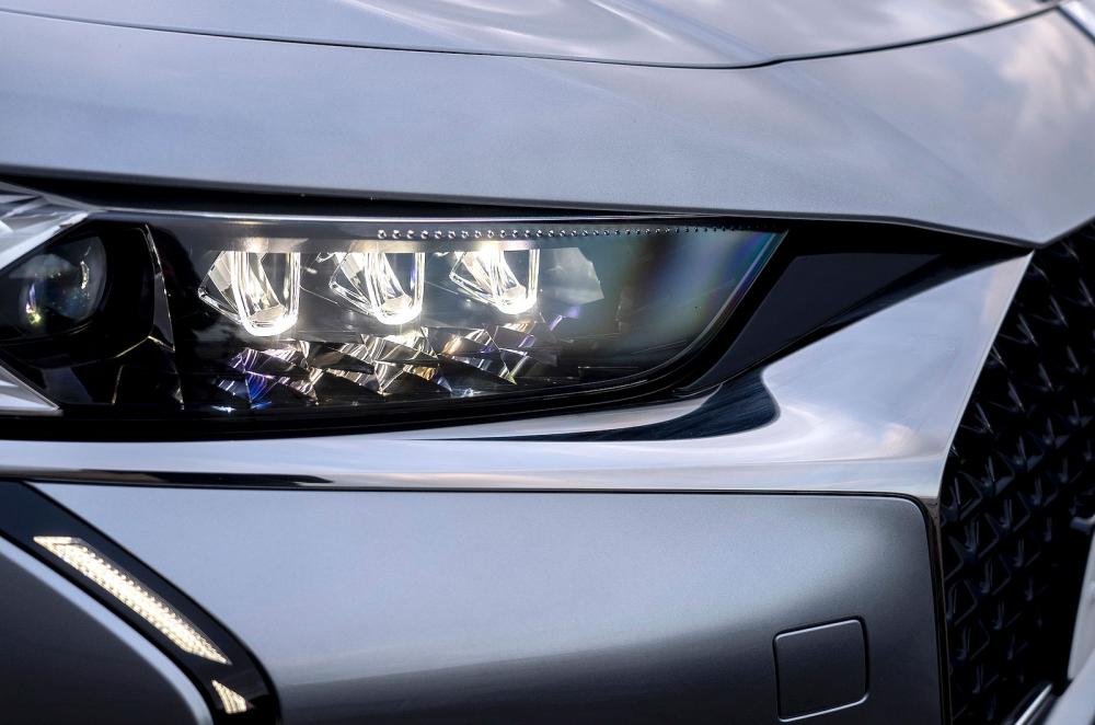 DS 9 headlights detail