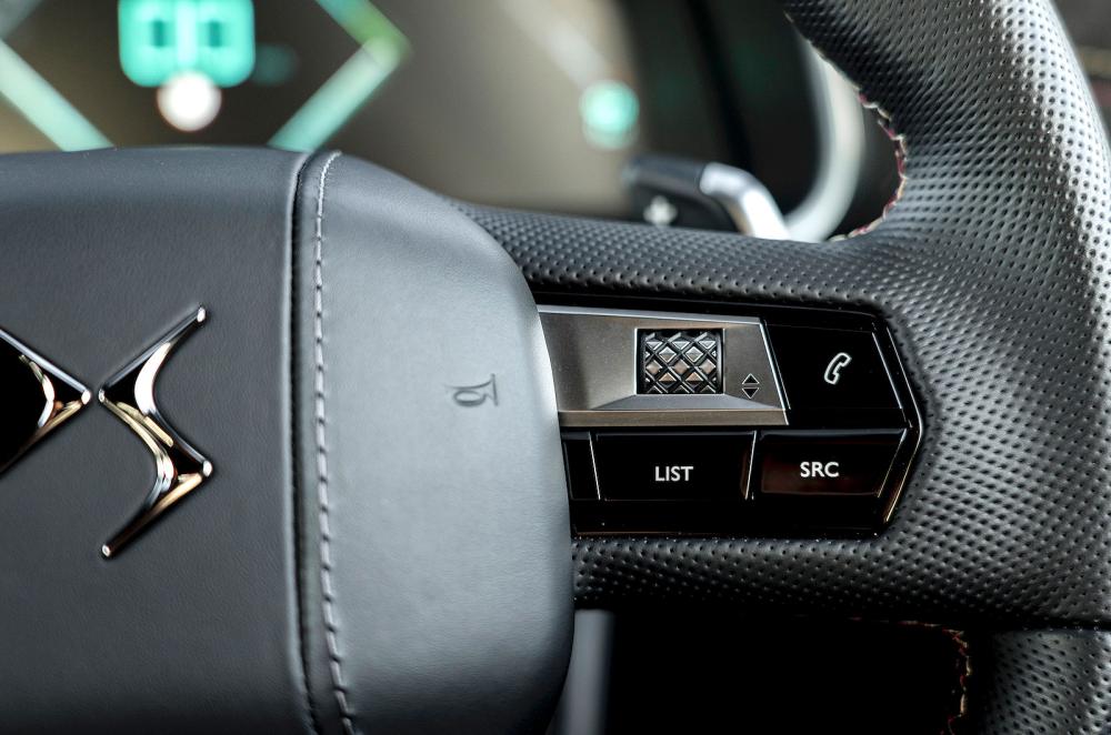 DS 9 interior steering wheel detail