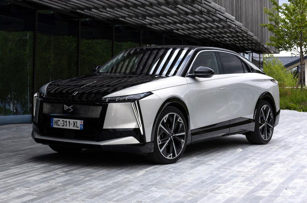 DS No 8 front left static