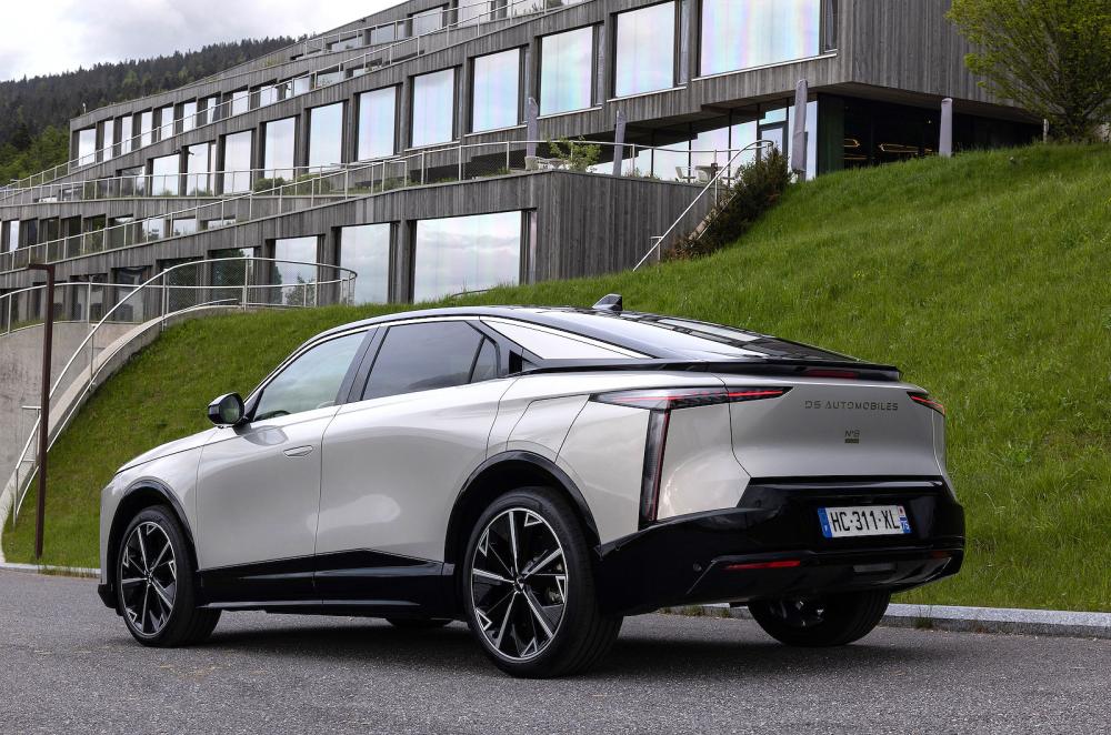 DS No 8 rear left static