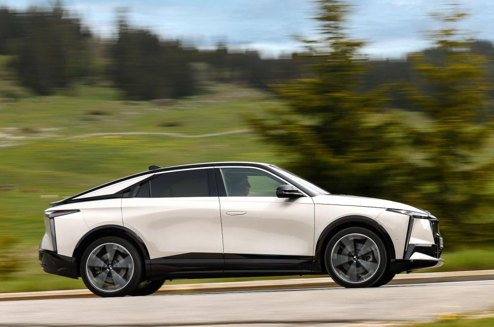 DS No 8 right driving