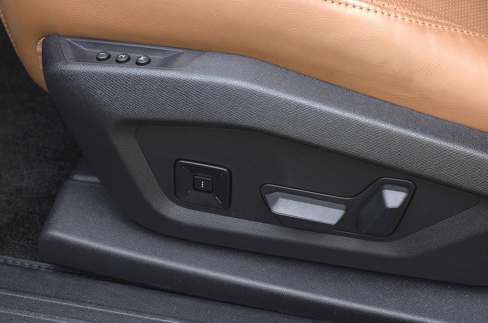 DS No 8 seat controls