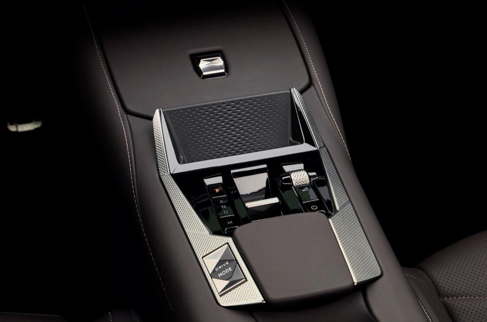 DS No 4 centre console detail