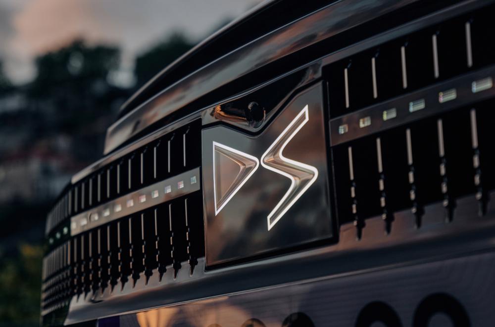 DS No 4 E-Tense badge detail