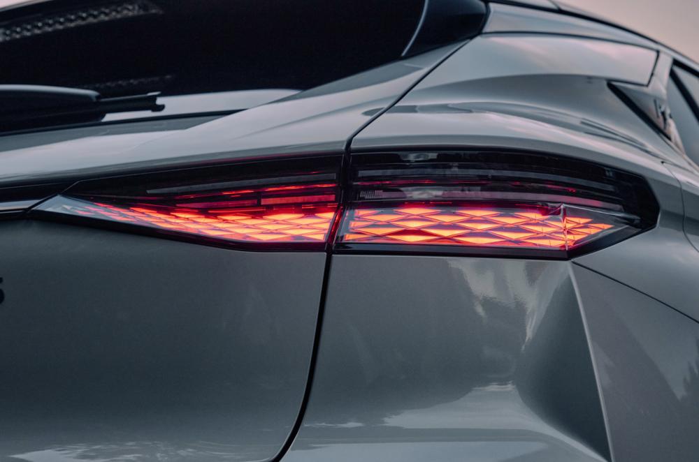 DS No 4 E-Tense rear light detail
