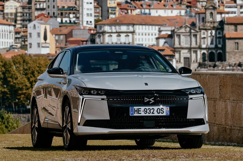 DS No 4 E-Tense static front right