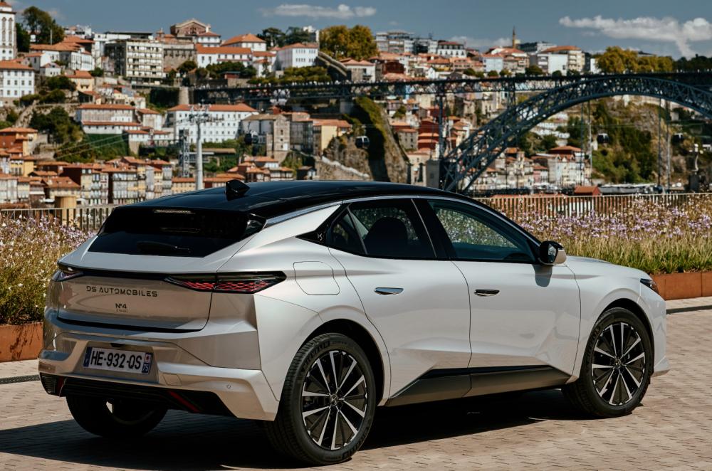 DS No 4 E-Tense static rear right